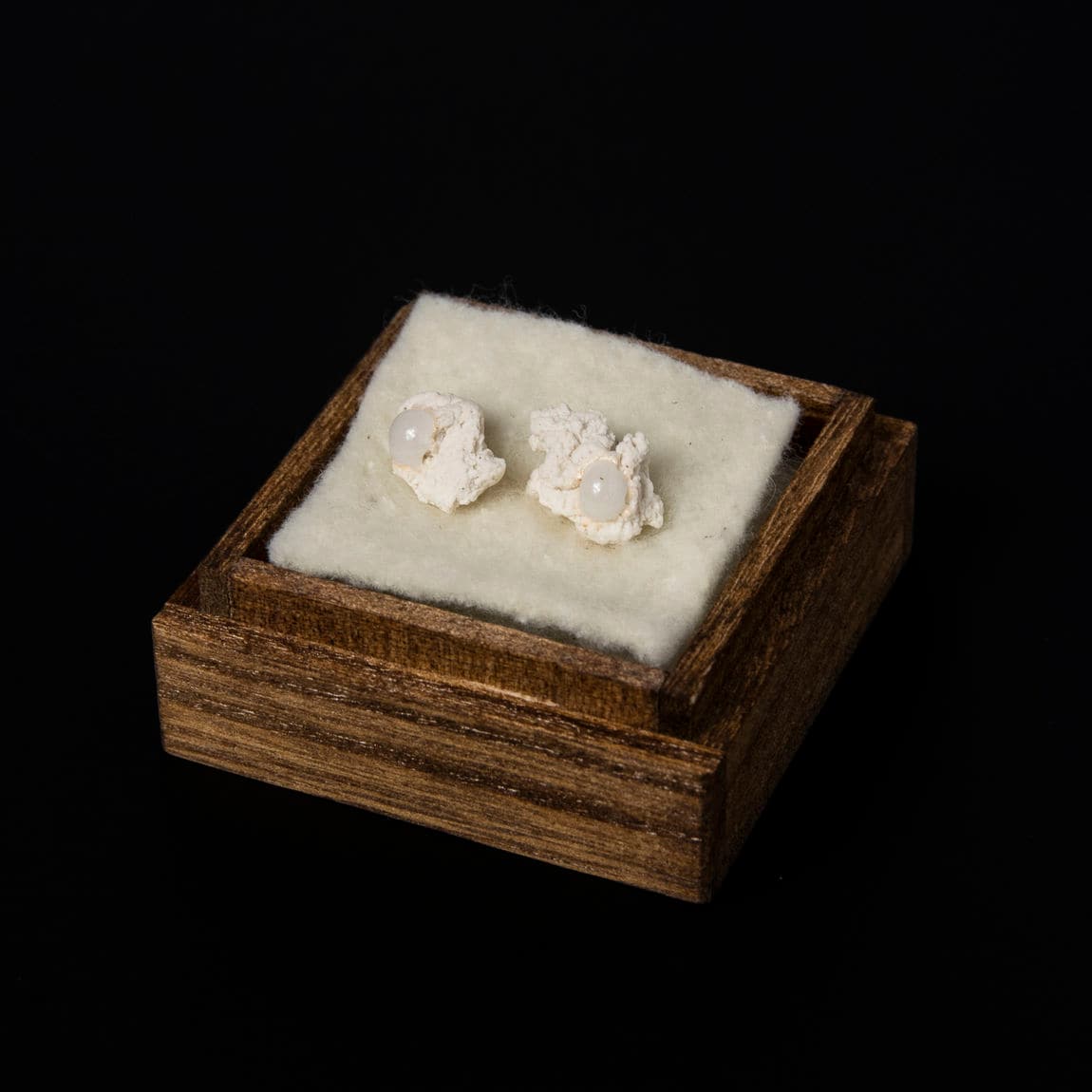 IDÉE TOKYO】陶のジュエリー作品 陶芸家 塚崎愛さん| 無印良品 IDÉE TOKYO】陶のジュエリー作品 陶芸家 塚崎愛さん| 無印良品